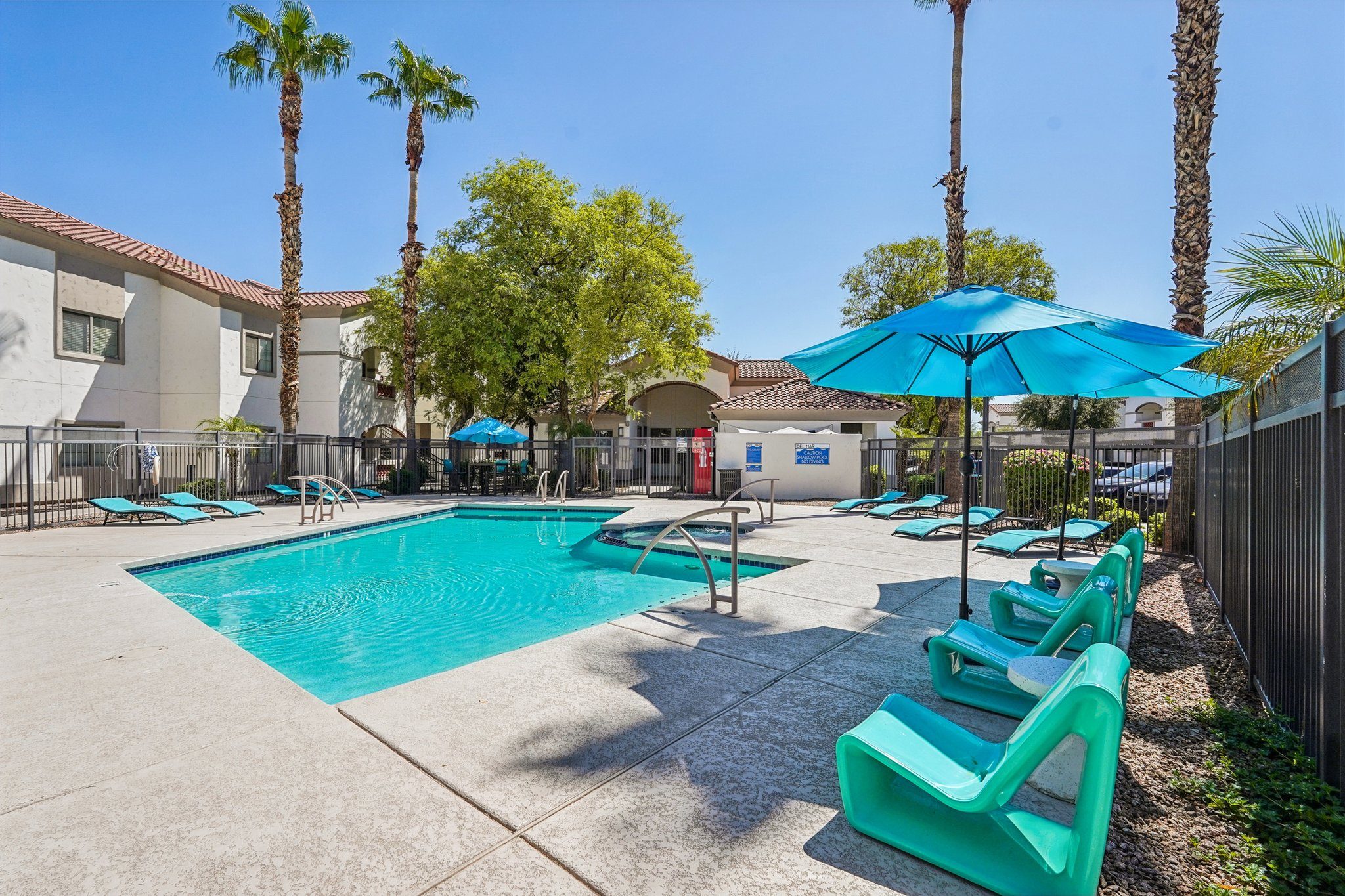 Del Mar Apartments photo 3